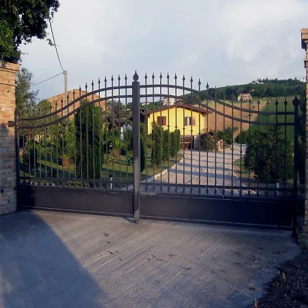 مزرعة للإقامة Tenuta Santa Maria Notaresco